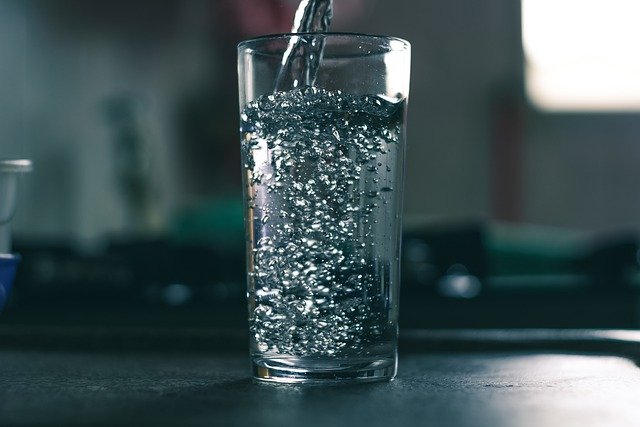 Wasserglas mit Wasser